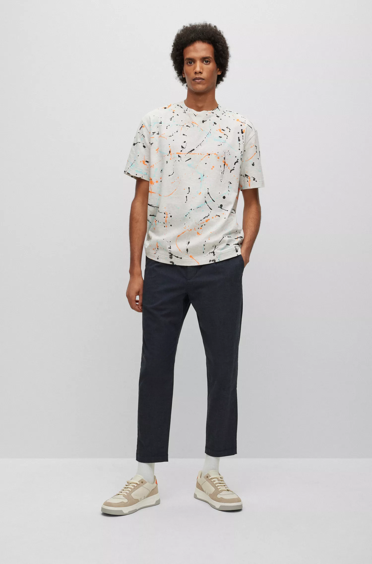 Calça BOSS laranja, corte slim, em tecido mesclado elástico.