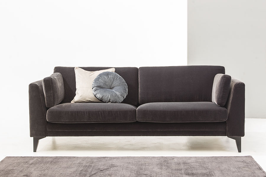 Avignon sofa 3-seter. Tekstil Celine velur 1392-79 Antracite med sorte ben og skumfyll i ryggputene.