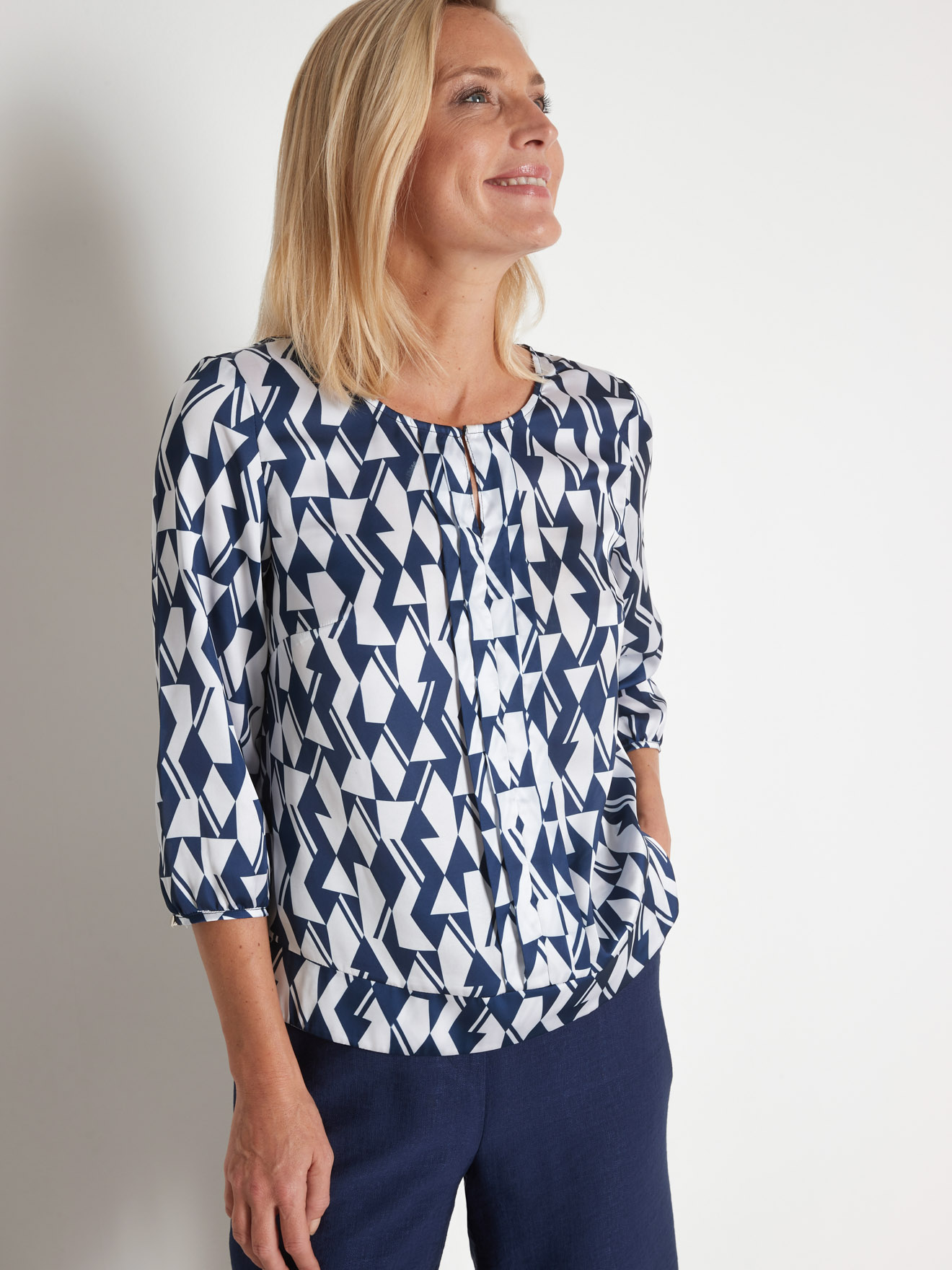 Blouse satinée à plis plats