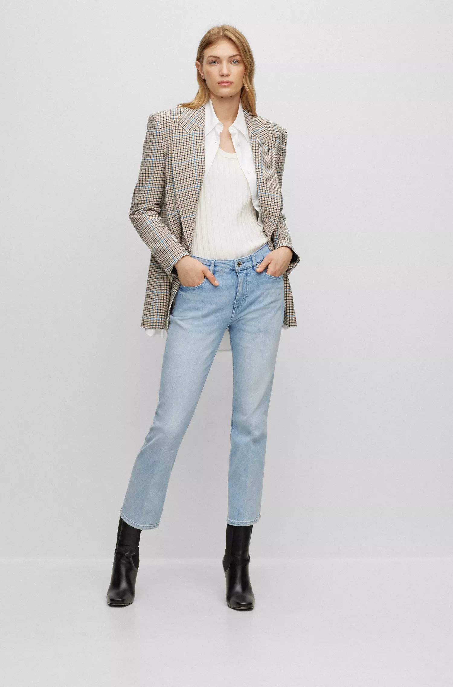 Calça jeans cropped preta BOSS em denim azul confortável com elasticidade.