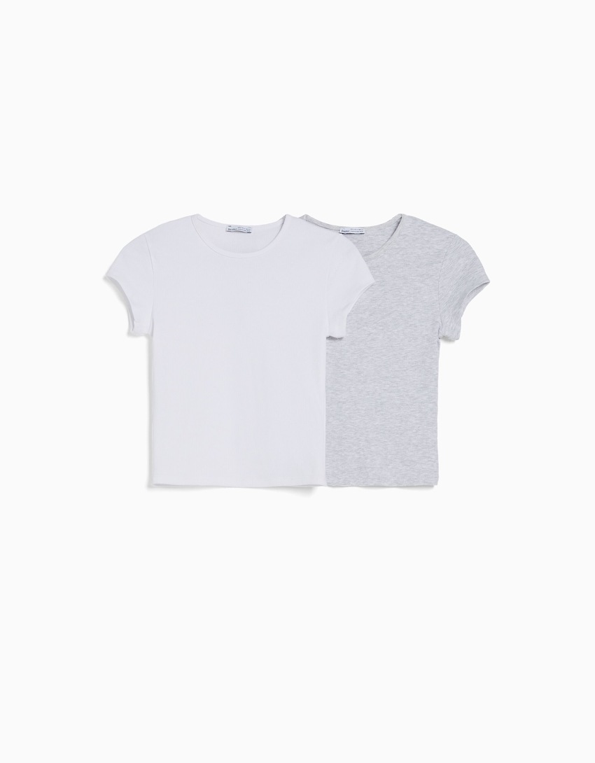 Pacote com 2 camisetas caneladas de manga curta.