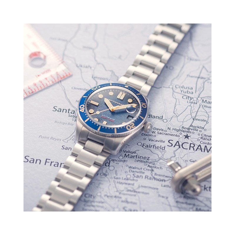 Montre homme automatique japonais Spinnaker - Bracelet acier inoxydable - 3 aiguilles avec date, lunette tournante