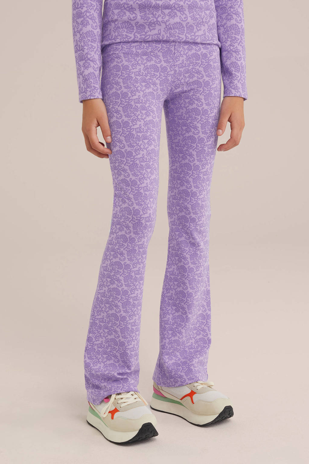 WE Fashion broek met all over print purple pillow