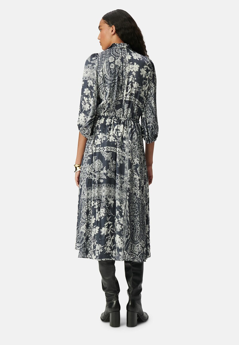 Vestido midi IKKS com estampa de bandeiras e mangas até o cotovelo.