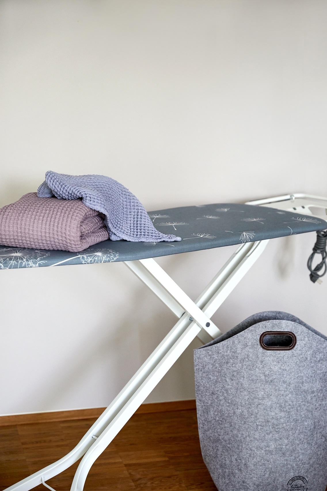 WENKO Bügelbrett »Modell Professional« Bügelfläche 130 cmx48 cm höhenverstellbarer Bügeltisch mit Kabelführung und Steckdose