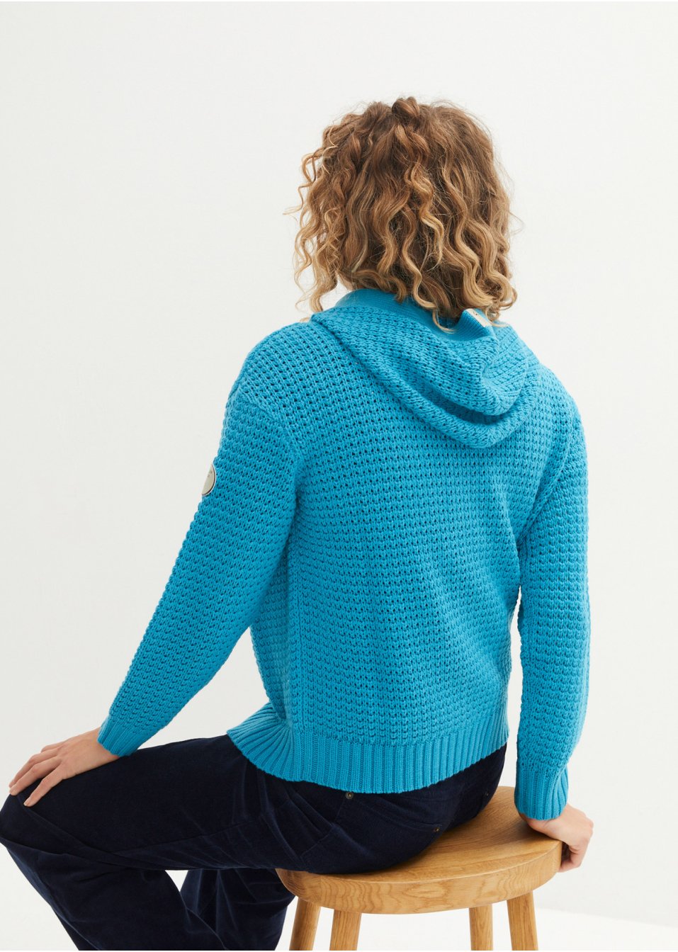 Veste en maille à gros boutons et capuche