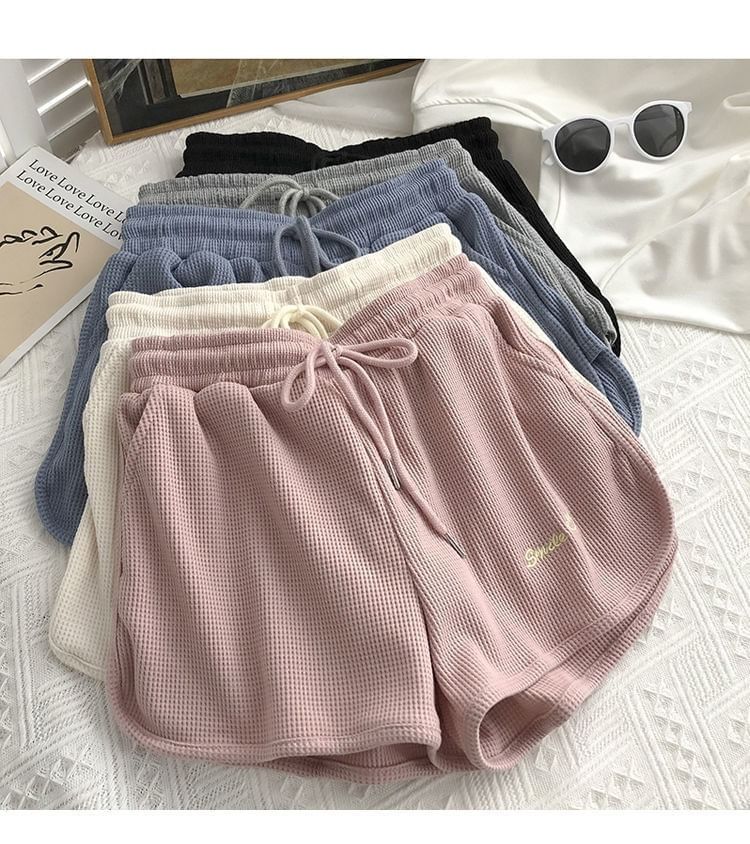 Rosesand - Lage taille wafelpatroon letters wijde mini shorts