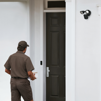 Ring Floodlight Camera Wired Plus Zwart