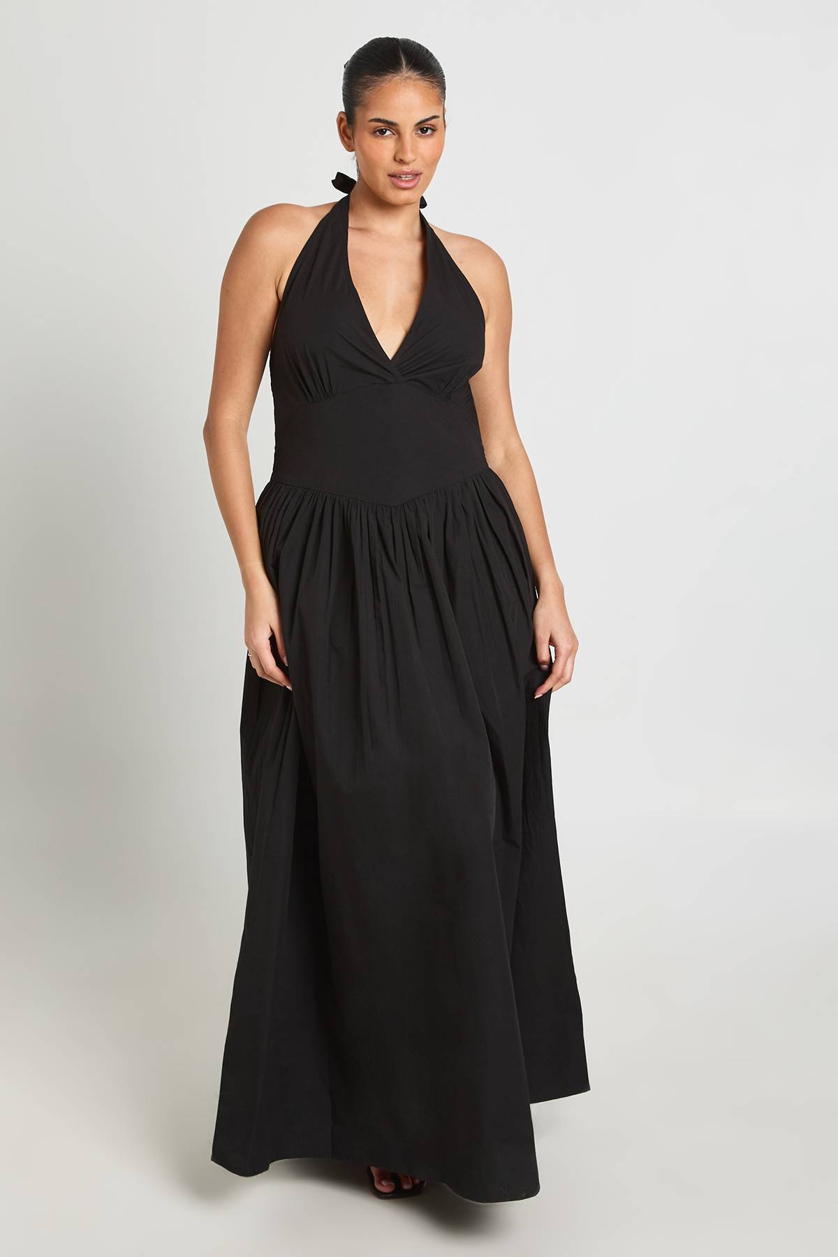 boohoo Robe Longue Plissée Grande Taille En Popeline De Coton Avec Encolure Dos-nu