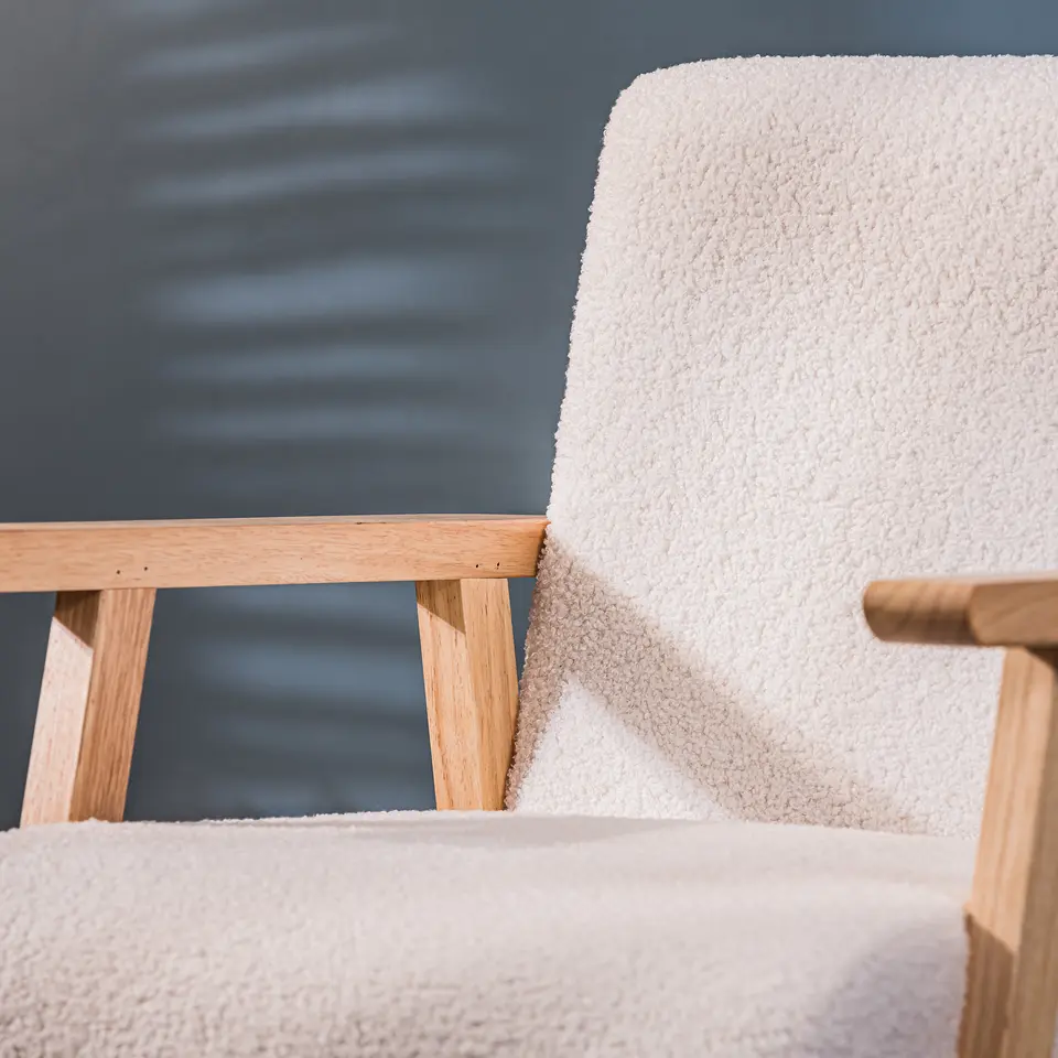Fauteuil van massief hout en witte lussen