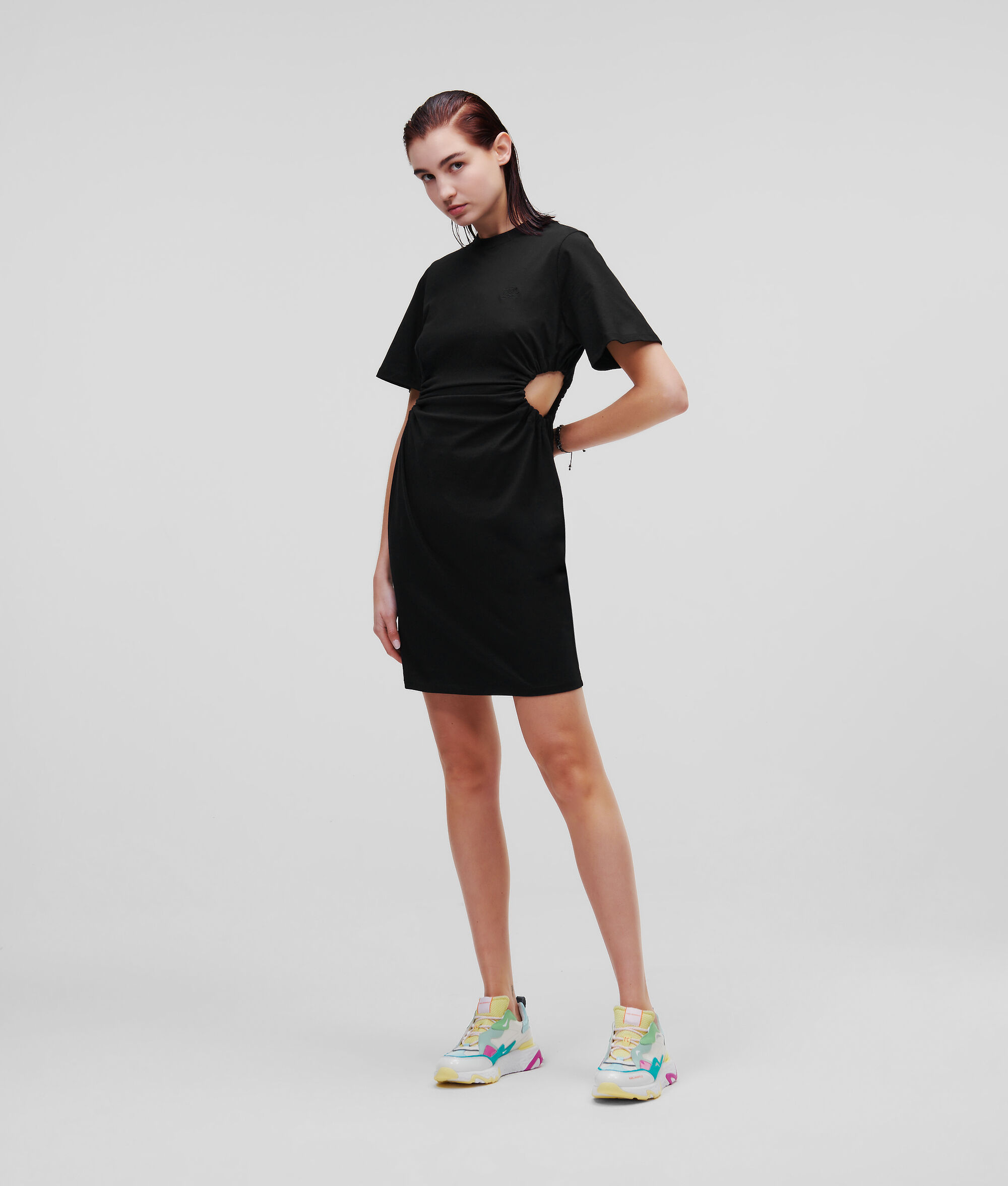 ROBE EN JERSEY AVEC DÉCOUPE