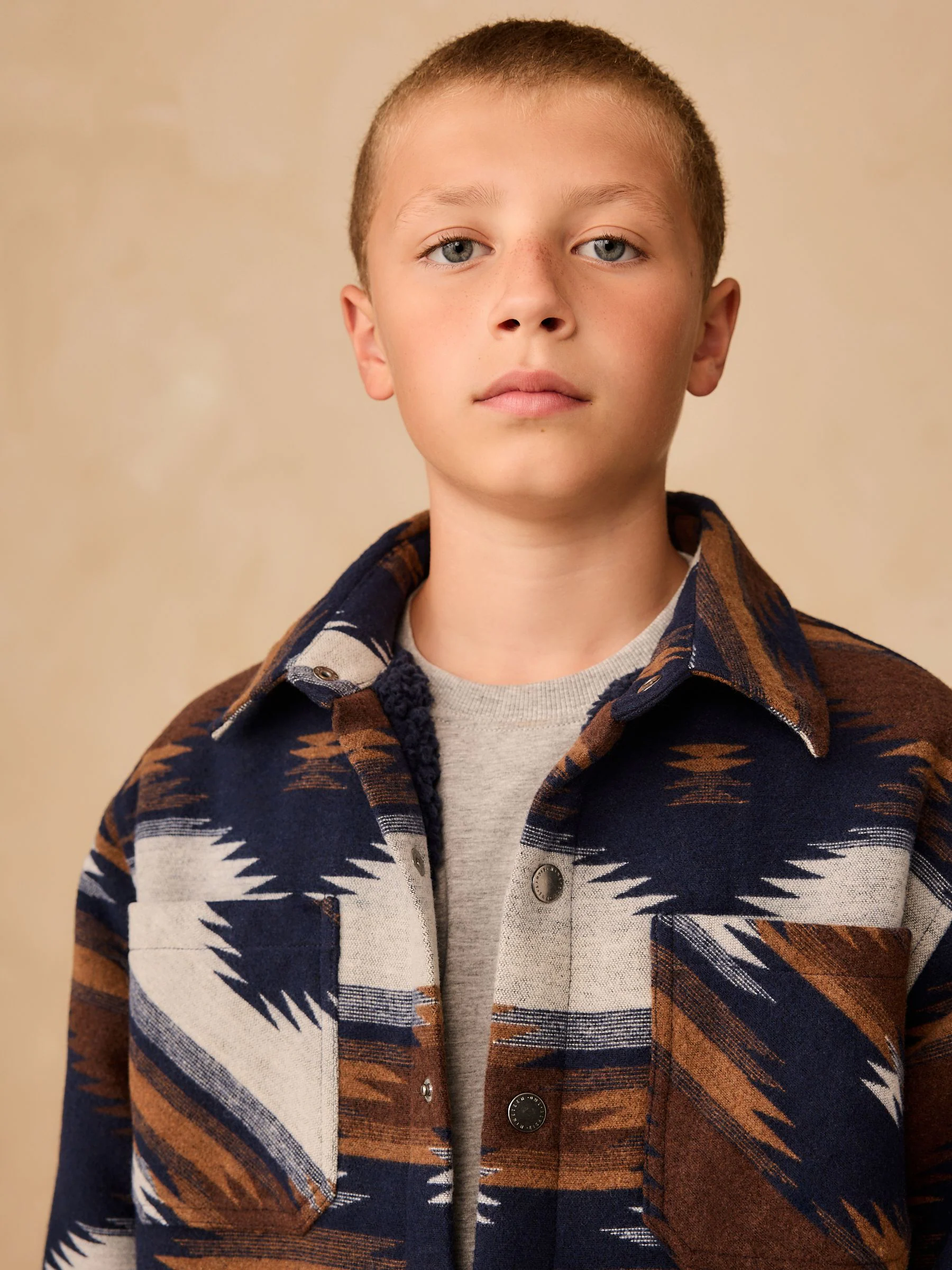 Lichtbruin/Marineblauw Ikat-patroon - Gevoerde shacket (3-16jr)