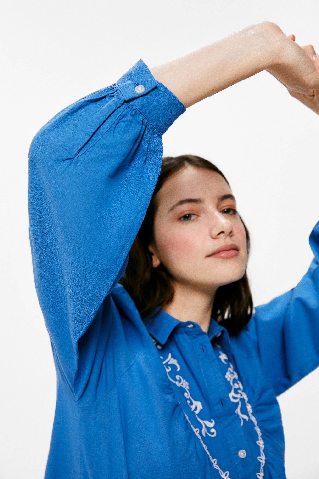 Camisa Canesú com bordado de flores - azul médio