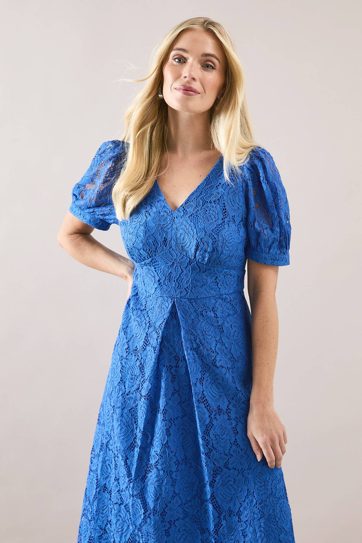 Wallis Robe Midi Petite en Dentelle à Col V Longueur Thé