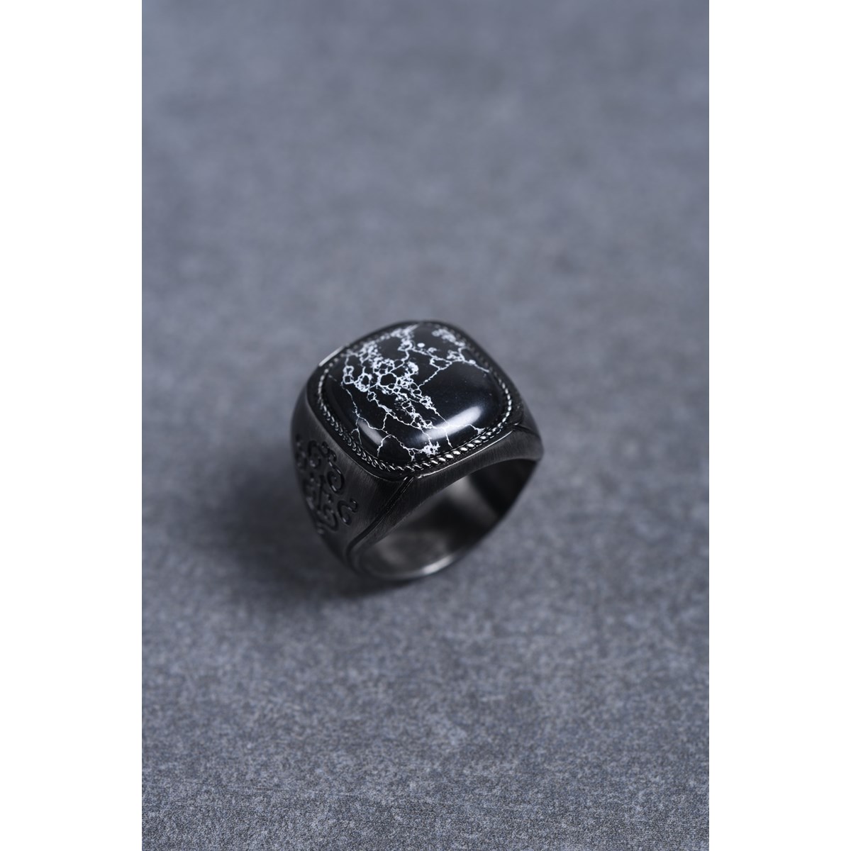 Bague Zinédine en PVD avec black howlite noir