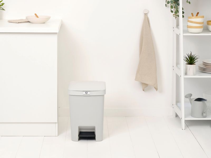 Brabantia Recyclingbehälter StepUp 25 l, Hellgrau Treteimer für Recyclingmaterialien