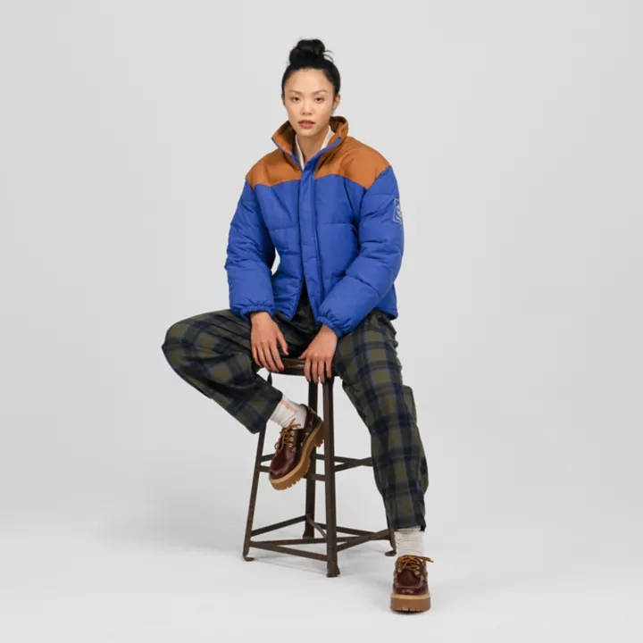Jaqueta puffer feminina Mountain Welsh na cor azul.