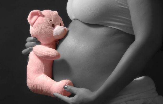 Babybauch-Fotoshooting bei Lugano als Geschenkidee