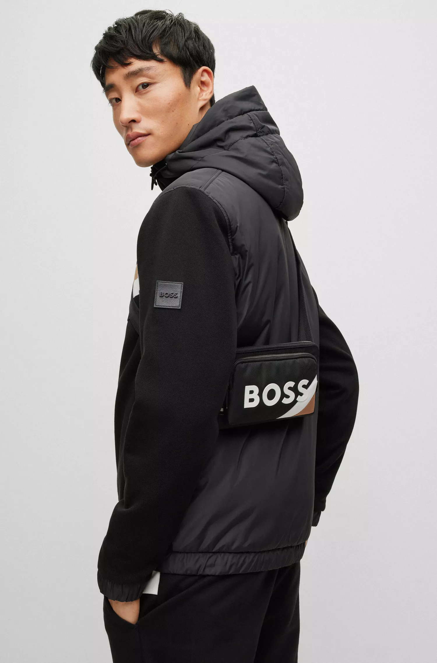Bolsa transversal preta BOSS com logotipo e faixa característica.