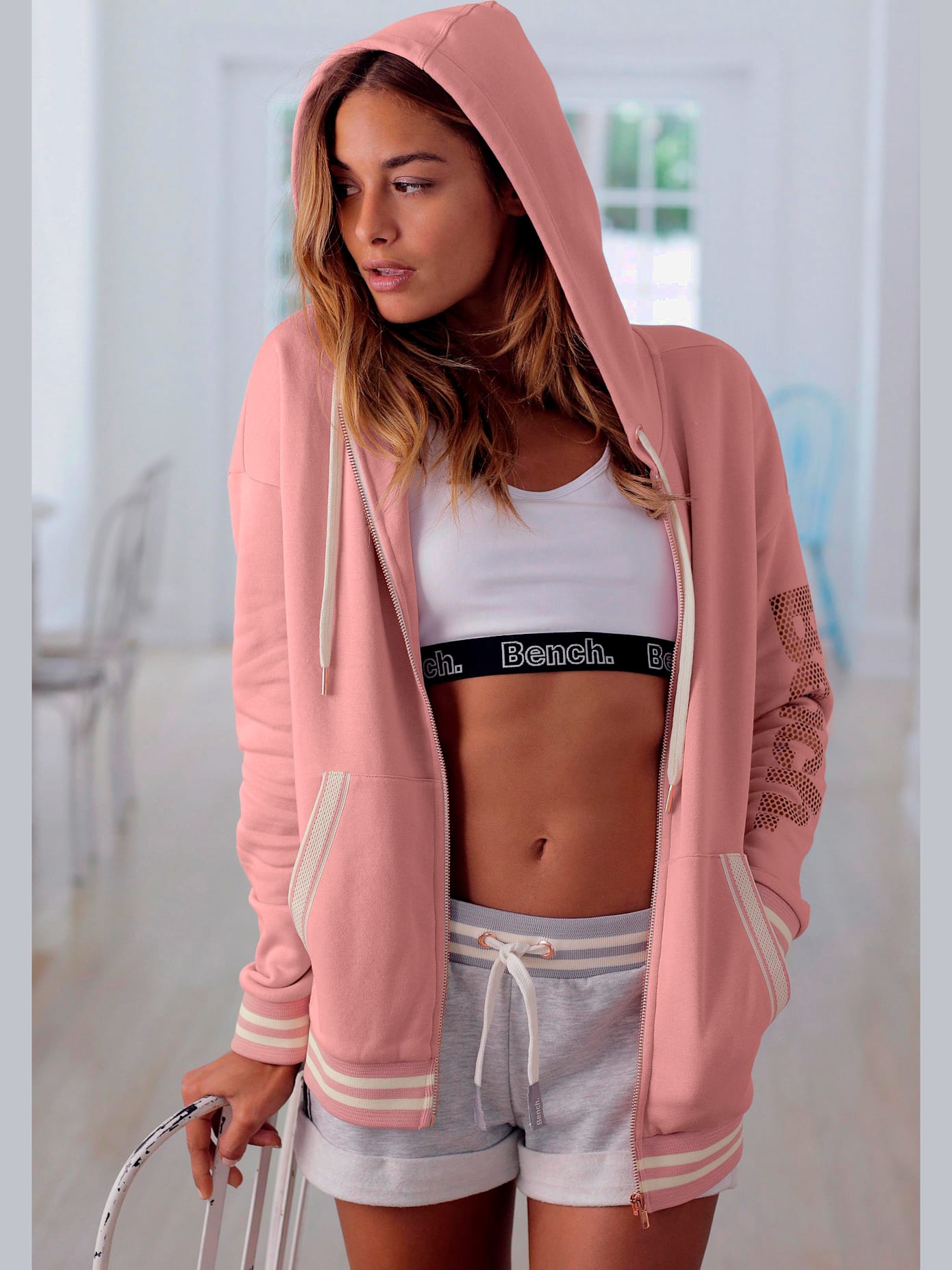 Veste sweat à capuche et détails brillants