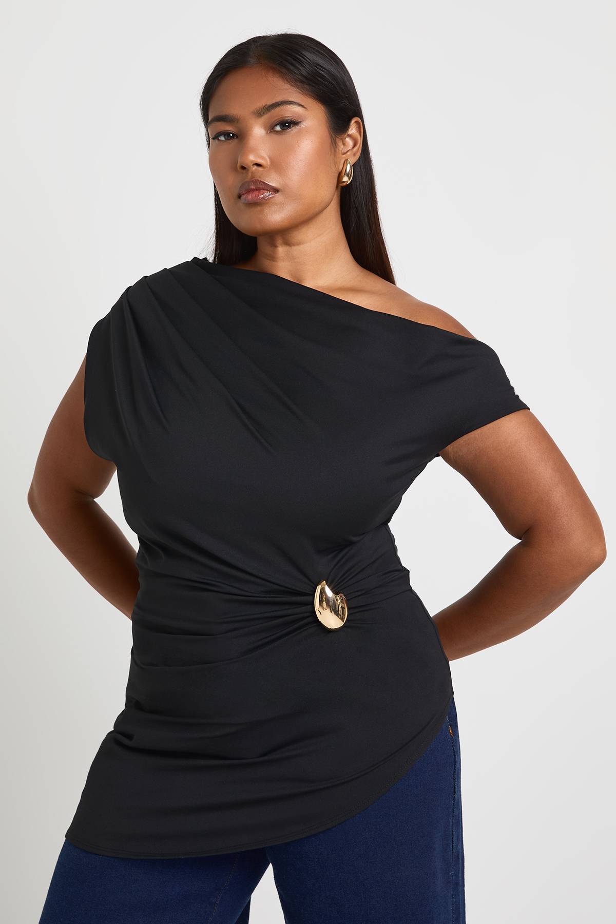 boohoo Plus Haut à épaules dénudées avec garniture dorée