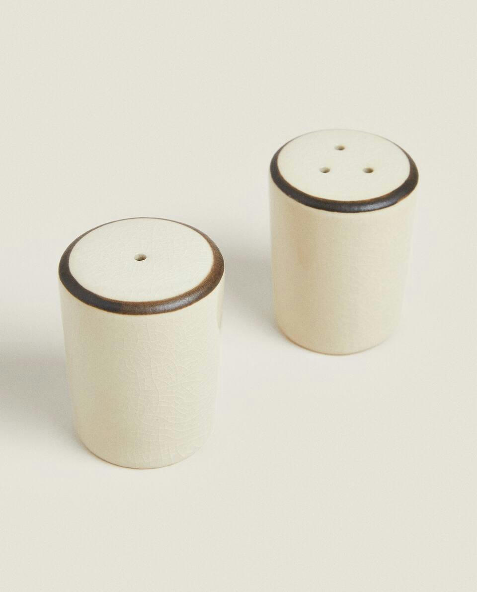Conjunto de saleiro e pimenteiro em grés com detalhe na borda.