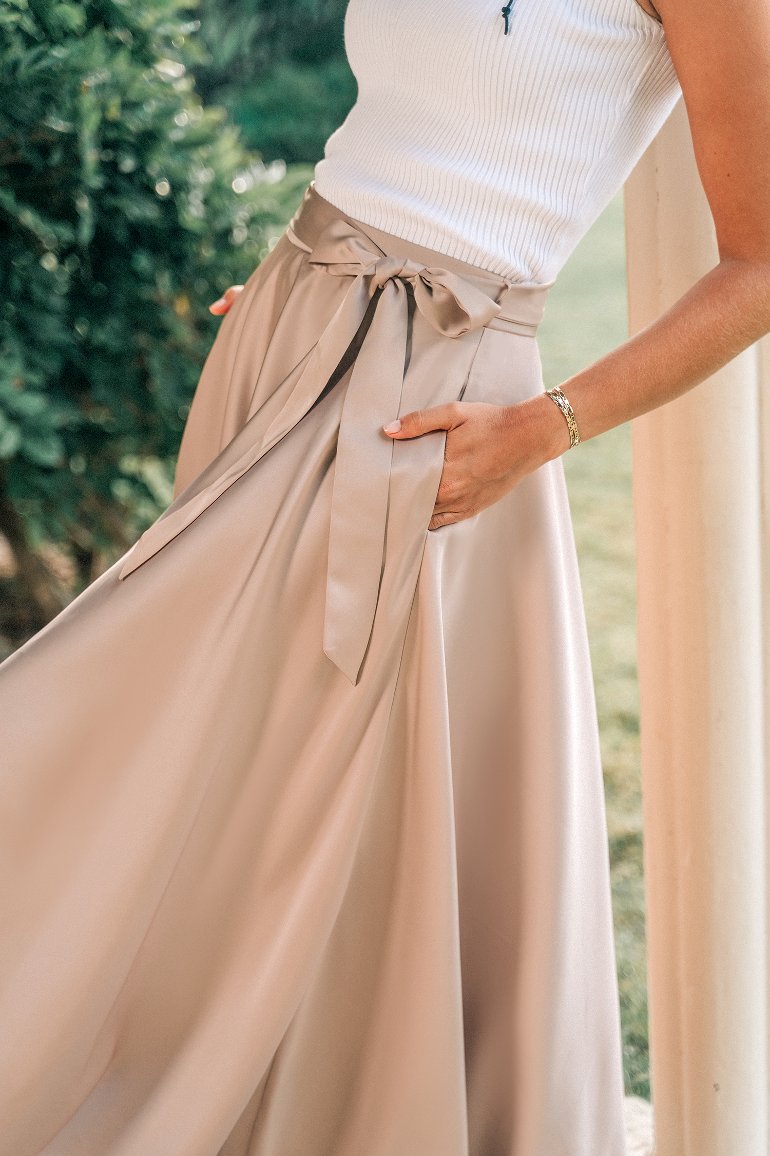 Jupe maxi en satin avec ceinture