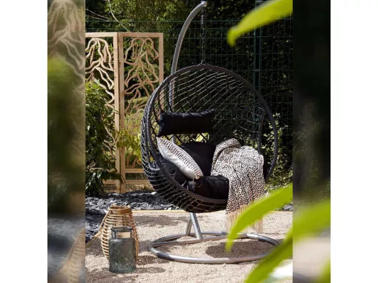 Fauteuil oeuf suspendu en polyrésine et acier