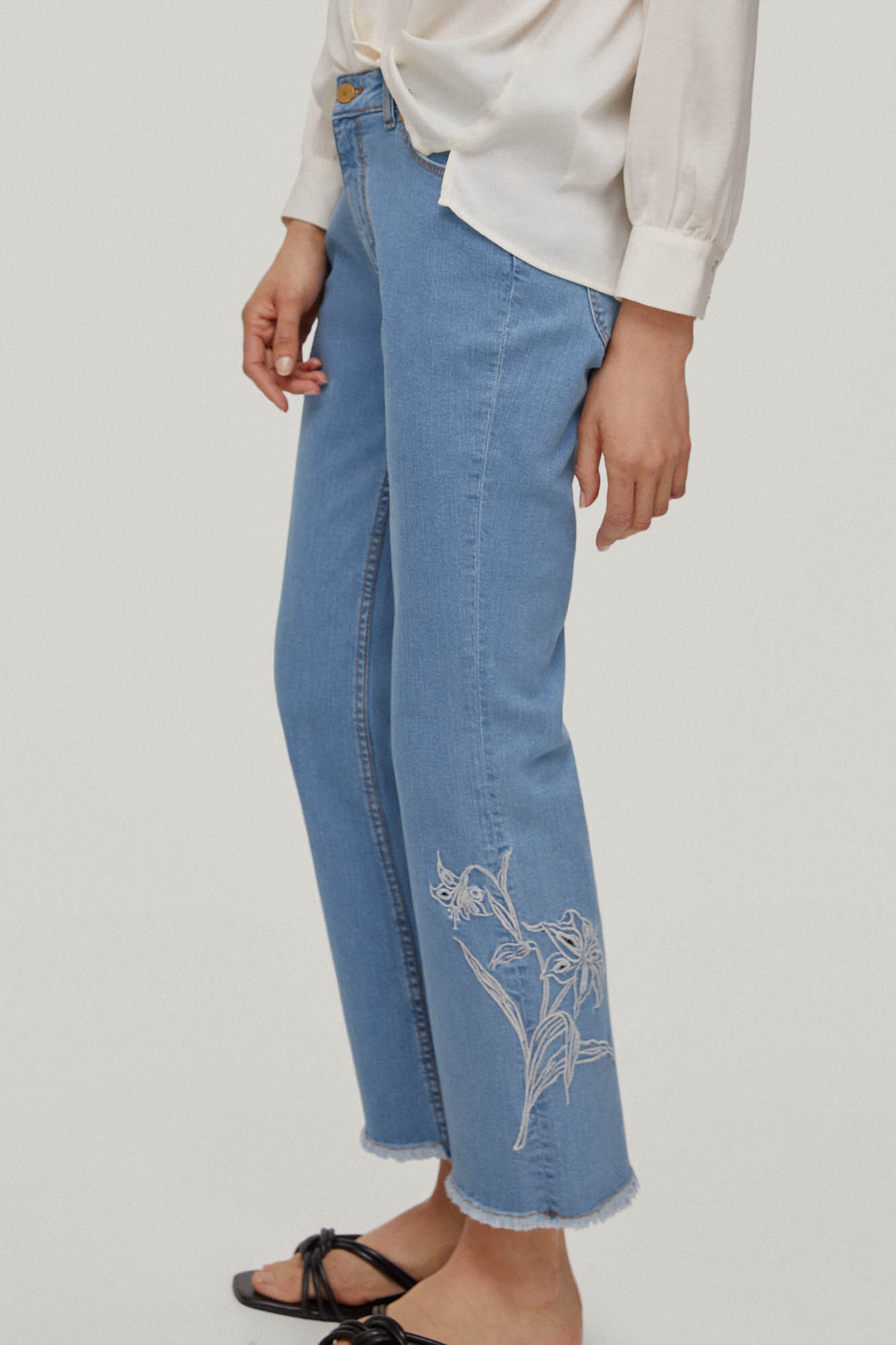 Calça jeans cropped bordada com 5 bolsos e modelagem flare - Azul