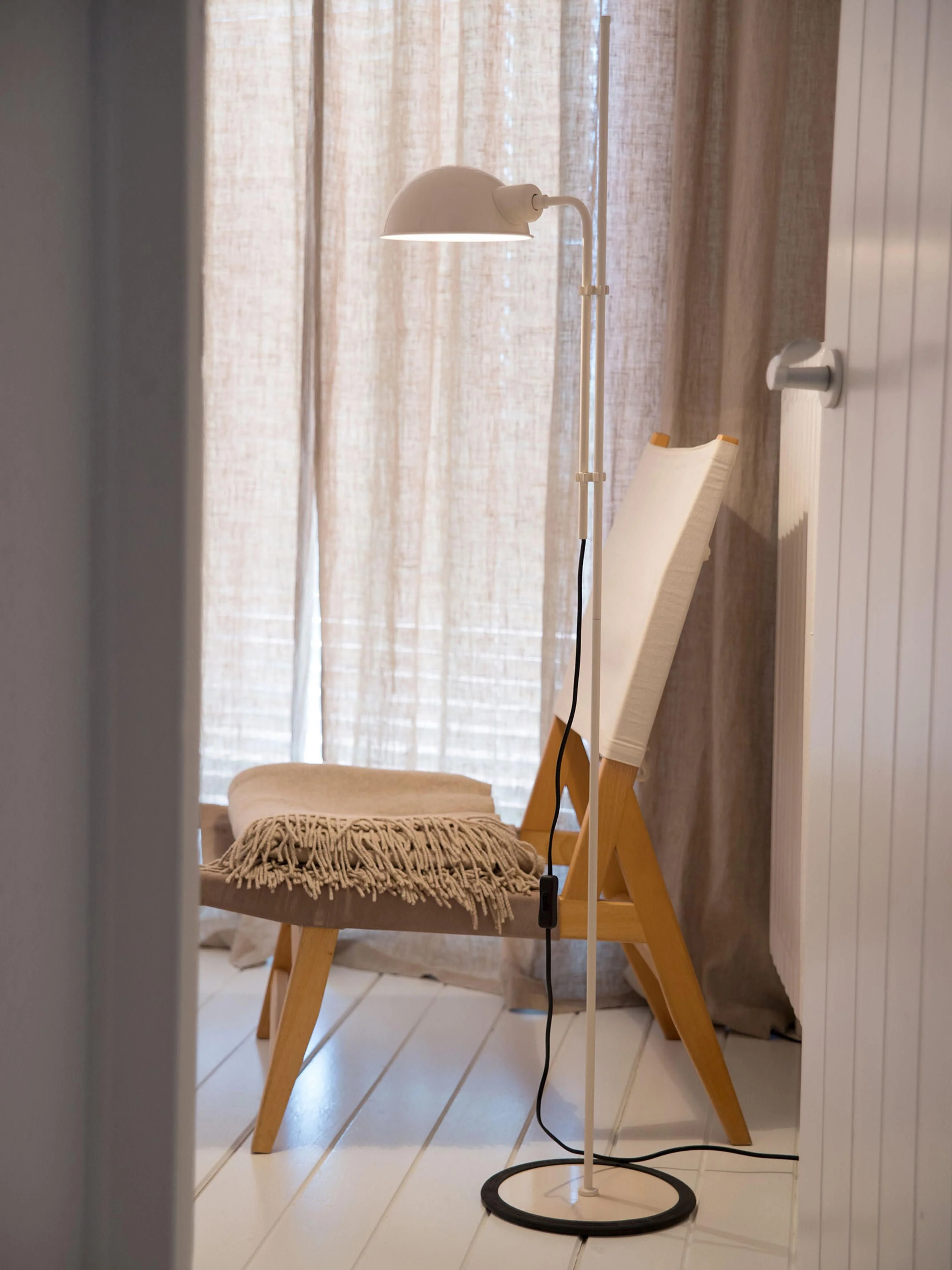 Kleine vloerlamp Funiculí met verstelbare lampenkap
