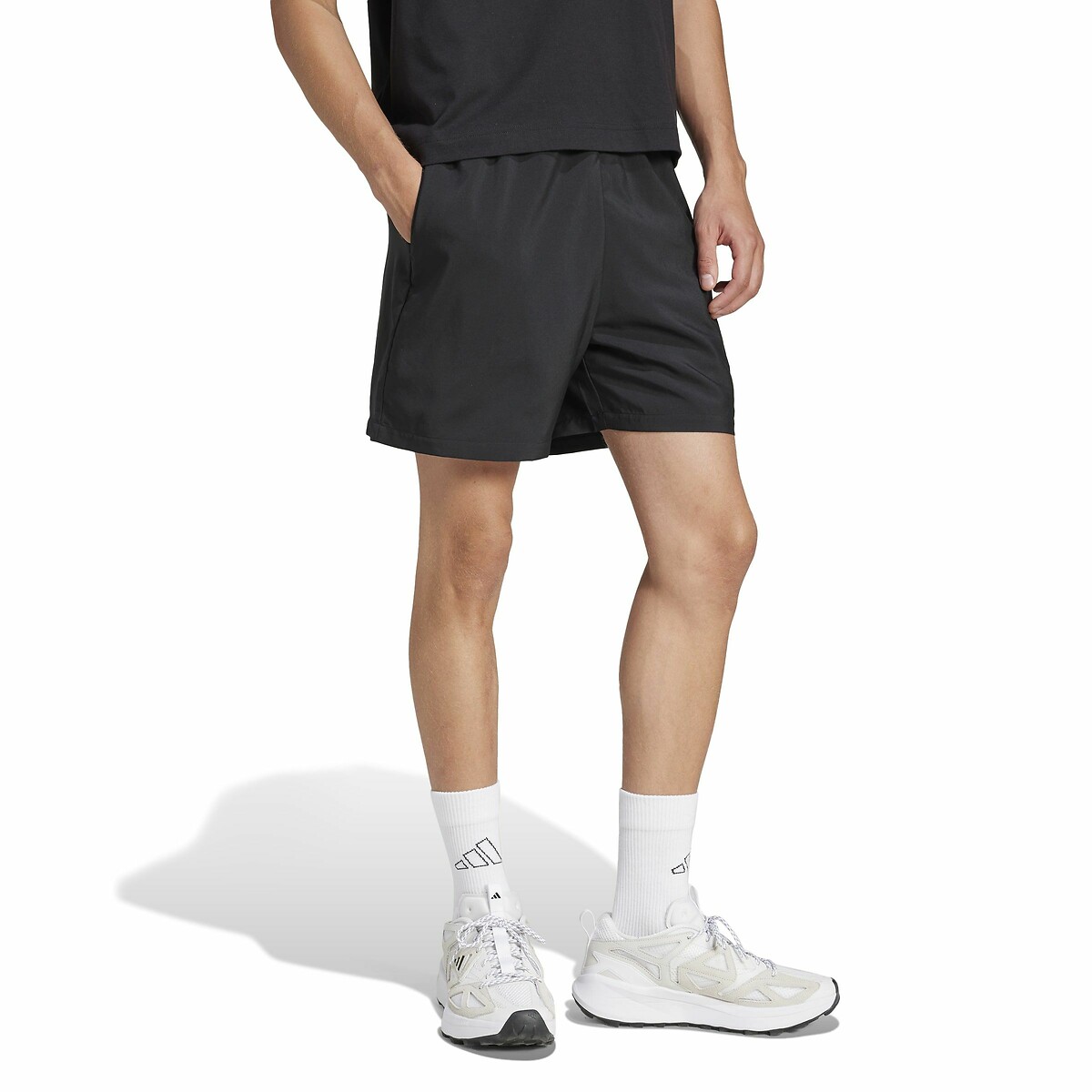 ADIDAS ROUPAS ESPORTIVAS<br>Shorts cargo com logo pequeno Essentials Chelsea