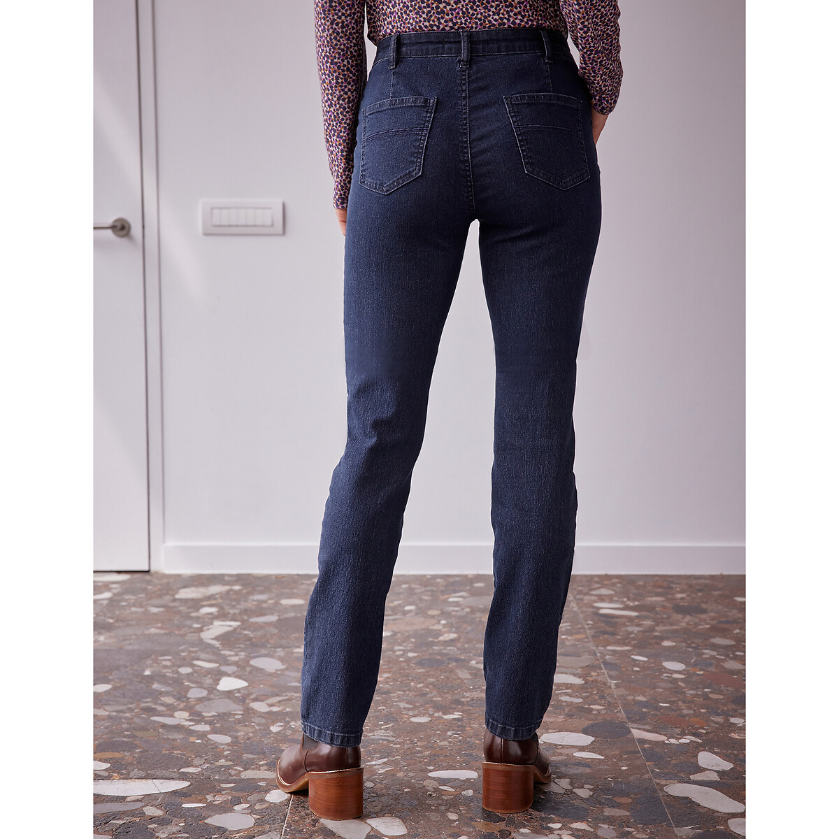 ANNE WEYBURN<br>Calça jeans confortável em denim elástico, modelo reto