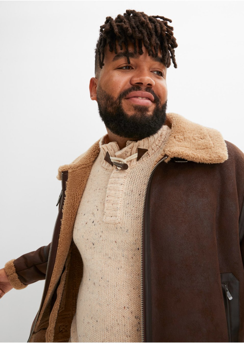 Pull avec bouton brandebourg