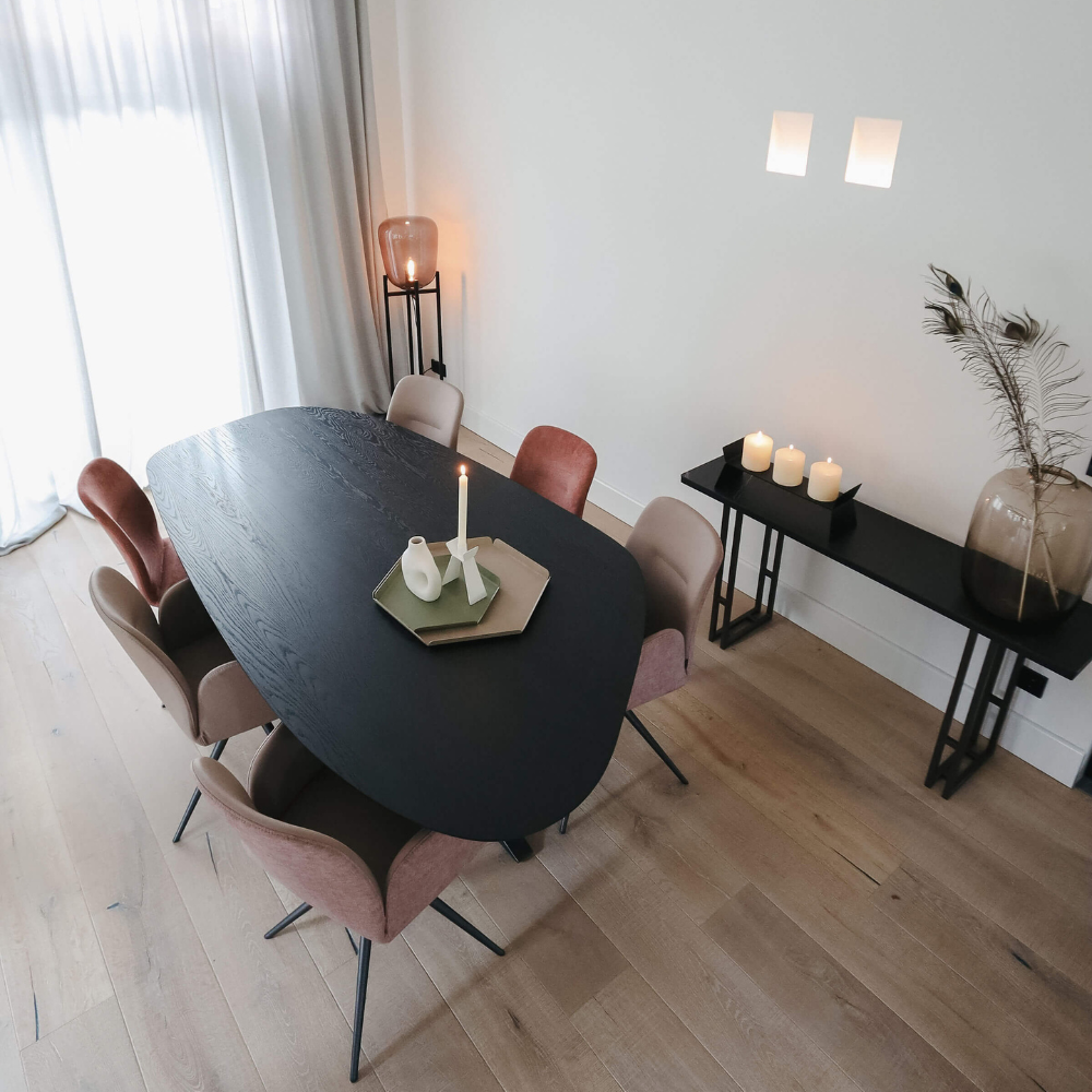 They & Me eettafel Starry Night – organisch 240 x 120 x 75 | Eiken Geborsteld Black Lak | Verjongde Rand | Onderstel RAL9010 zuiverwit