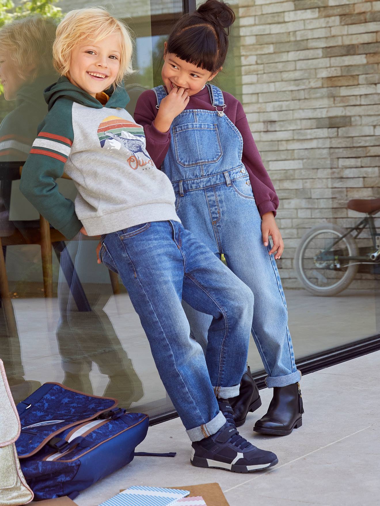 Moletom infantil masculino azul liso, tamanho médio, com estampa gráfica e mangas raglan.
