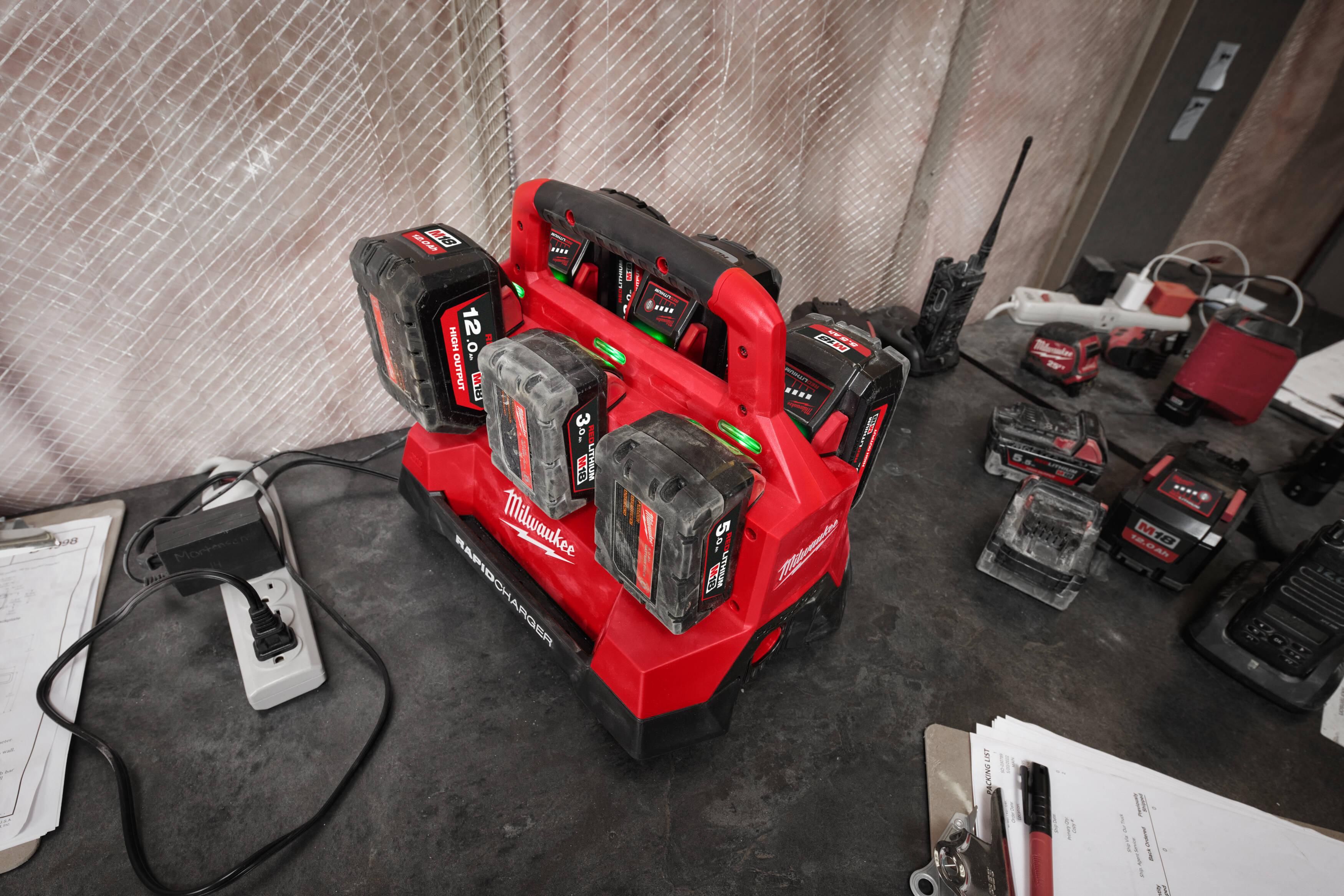 Milwaukee M18 PC6 PACKOUT™ Zesvaks Snellader 18V - 4932480162