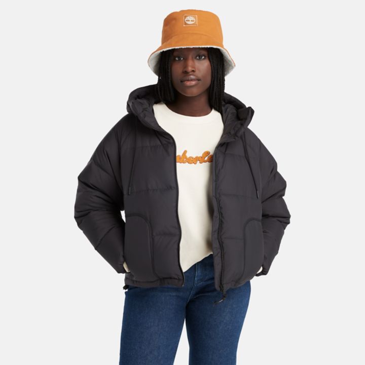 Jaqueta puffer feminina de plumas recicladas na cor preta.