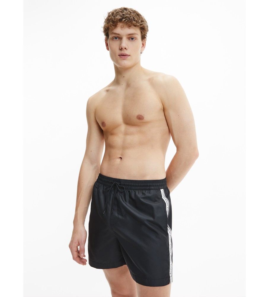Calção de banho Calvin Klein de comprimento médio com fita com o logotipo, preto.