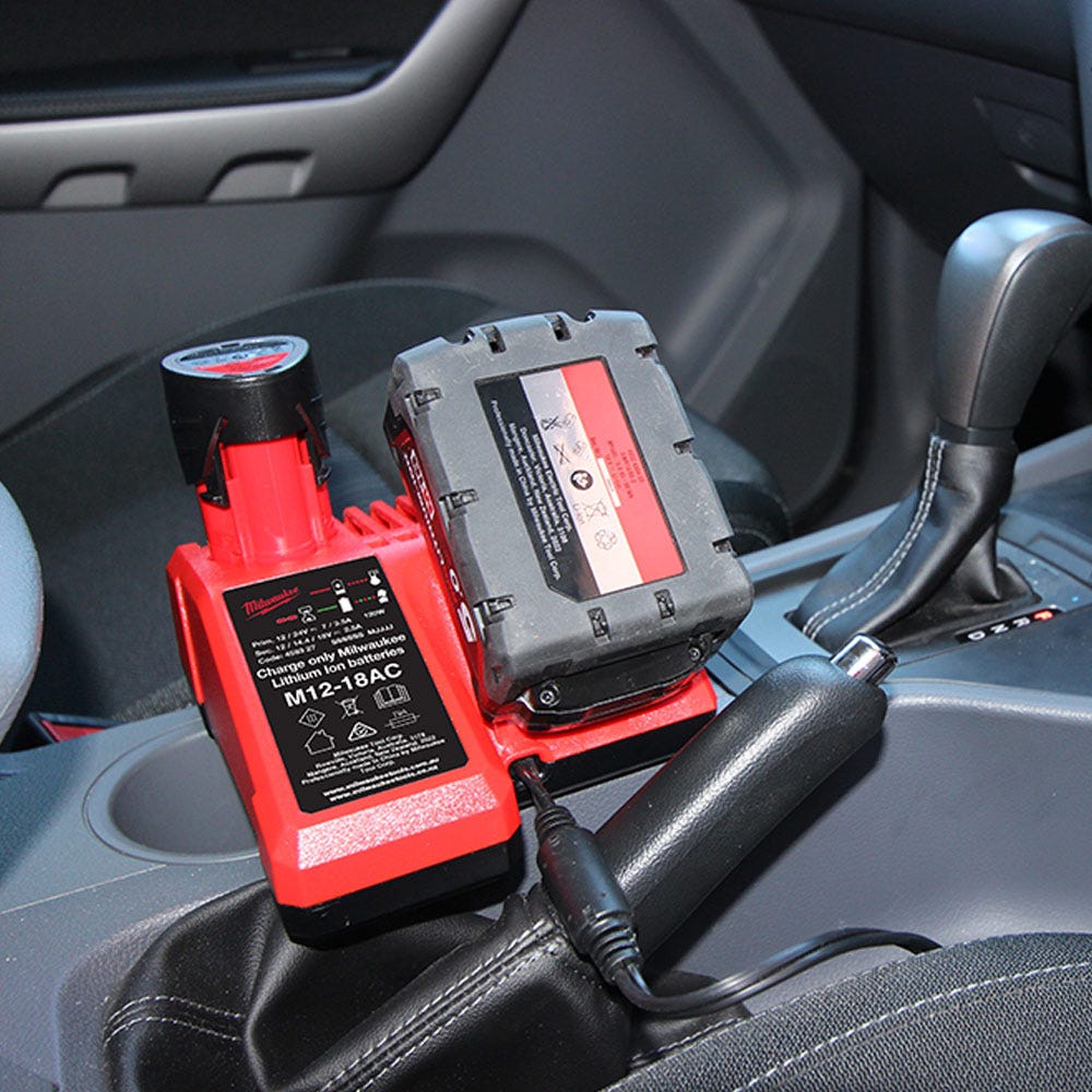 MILWAUKEE 12V/18V Automotive Charger M12-18AC