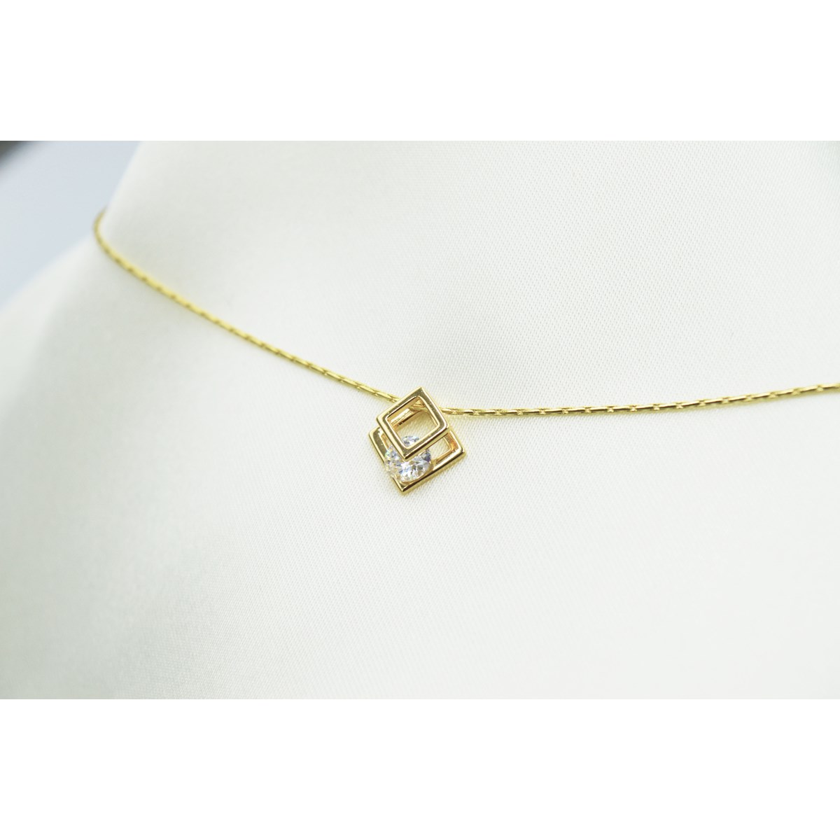 Collier délicat minimaliste pendentif carré zirconium