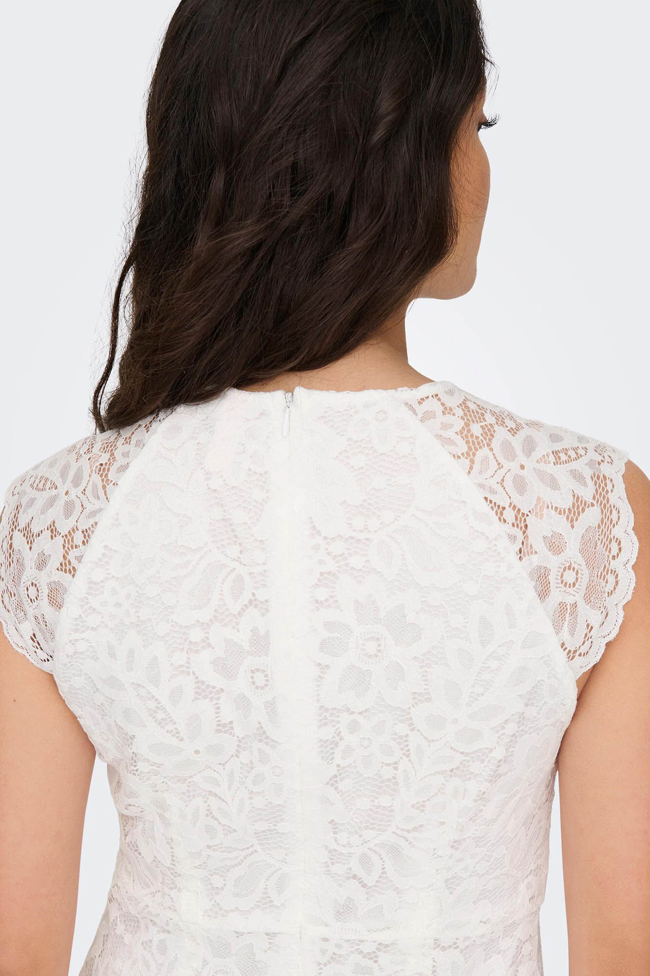 Vestido de renda sem mangas