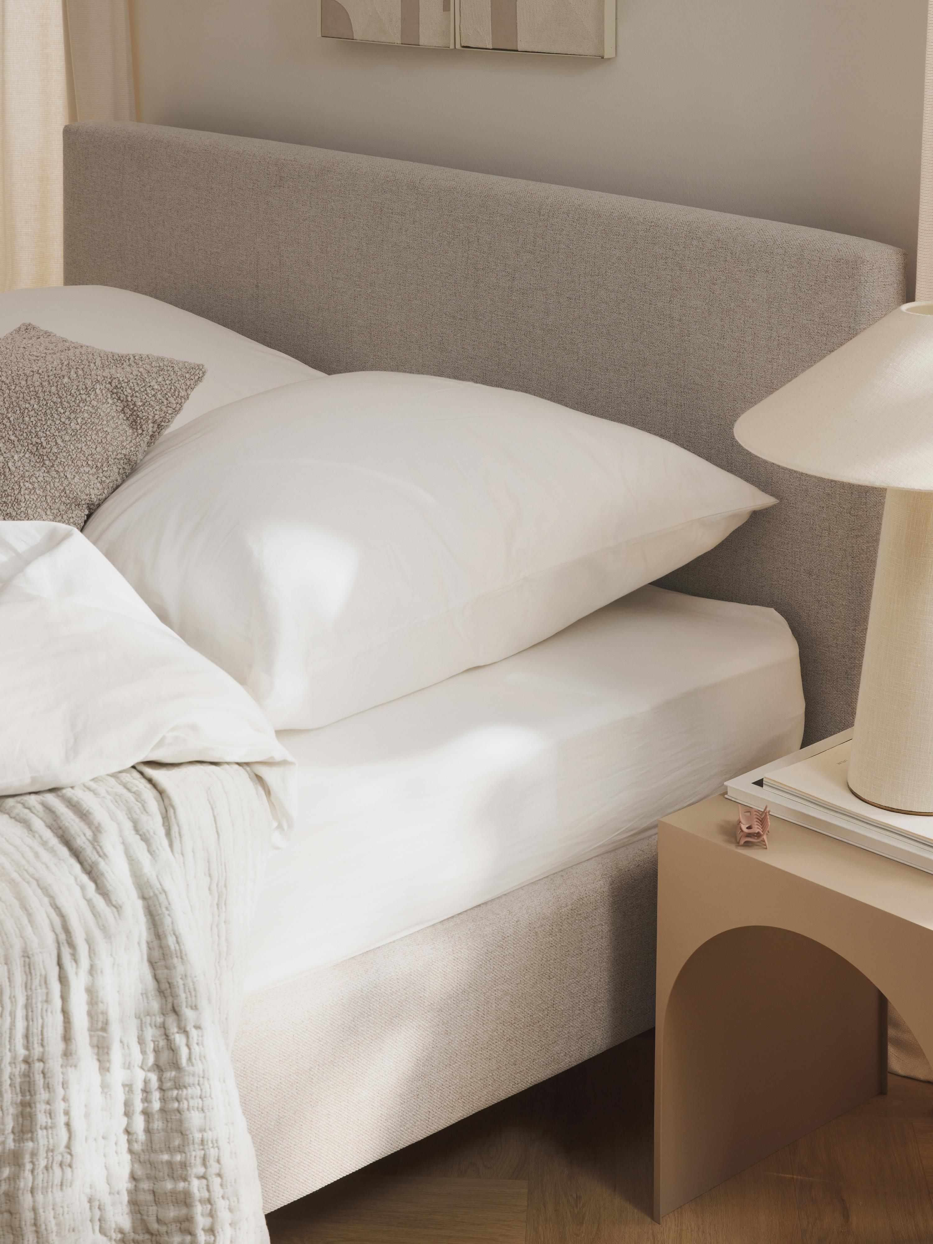 Gestoffeerd bed Giulia met houten poten