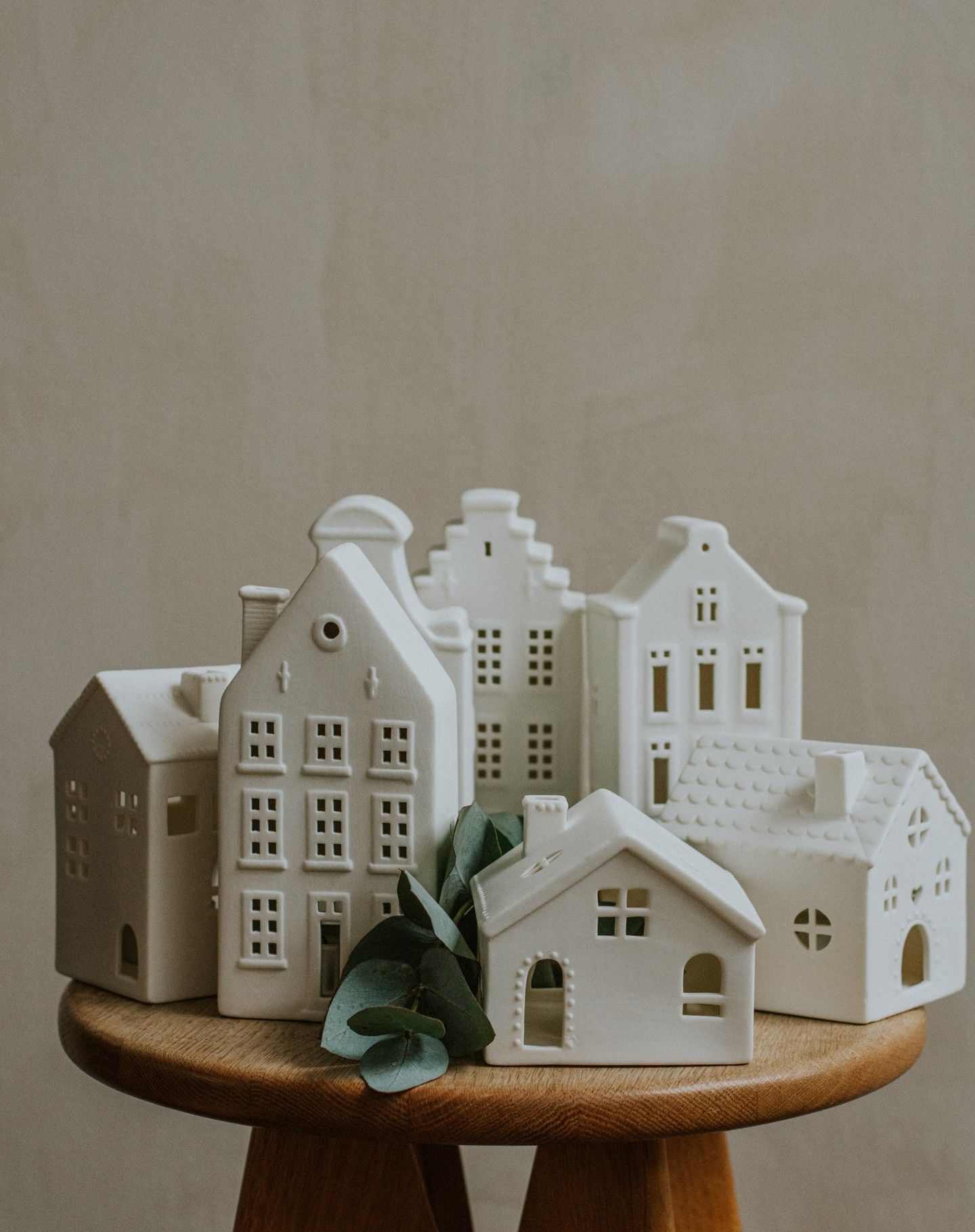 Waxinelichthouder, porselein, huisje met klokgevel, 20 cm