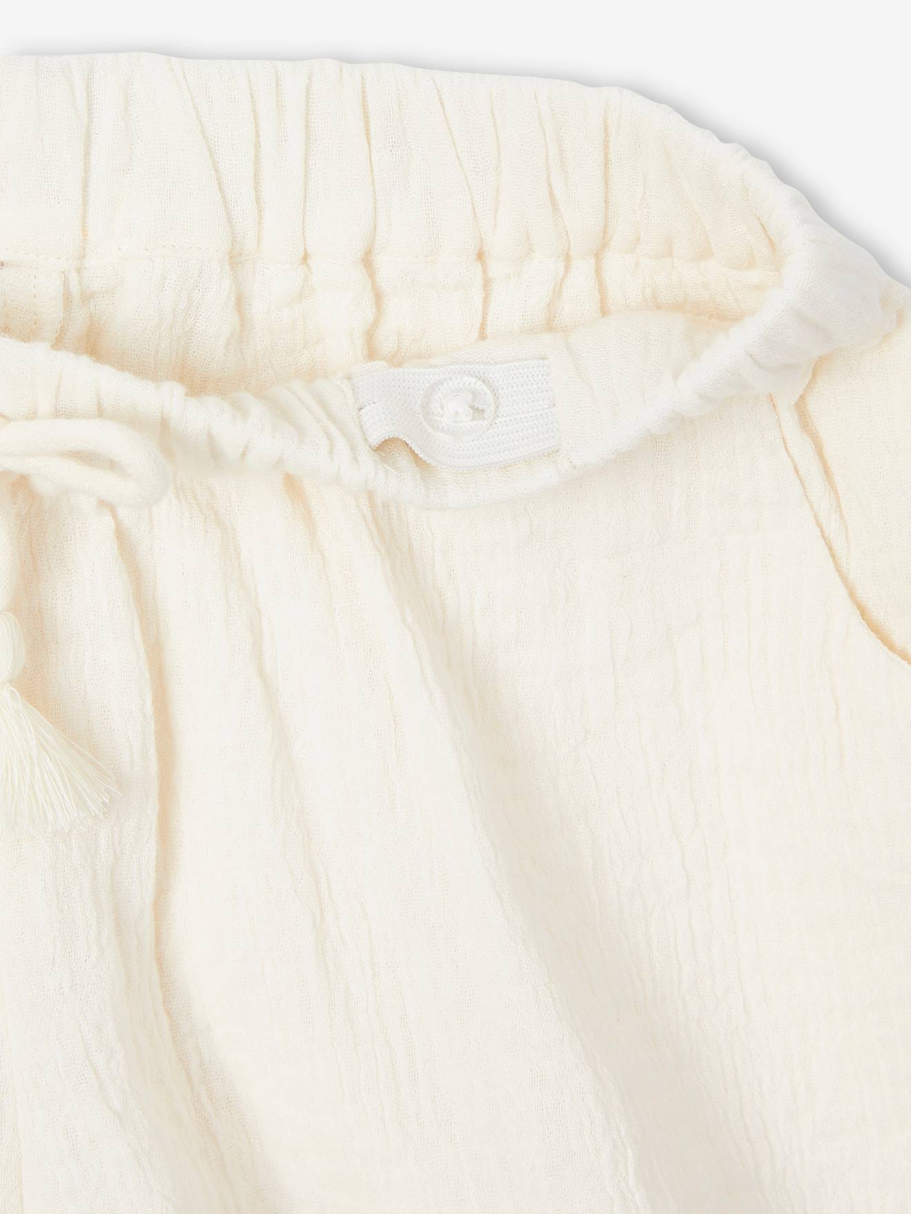 Conjunto de chiffon de algodão para meninas: blusa regata com babados e shorts bege.