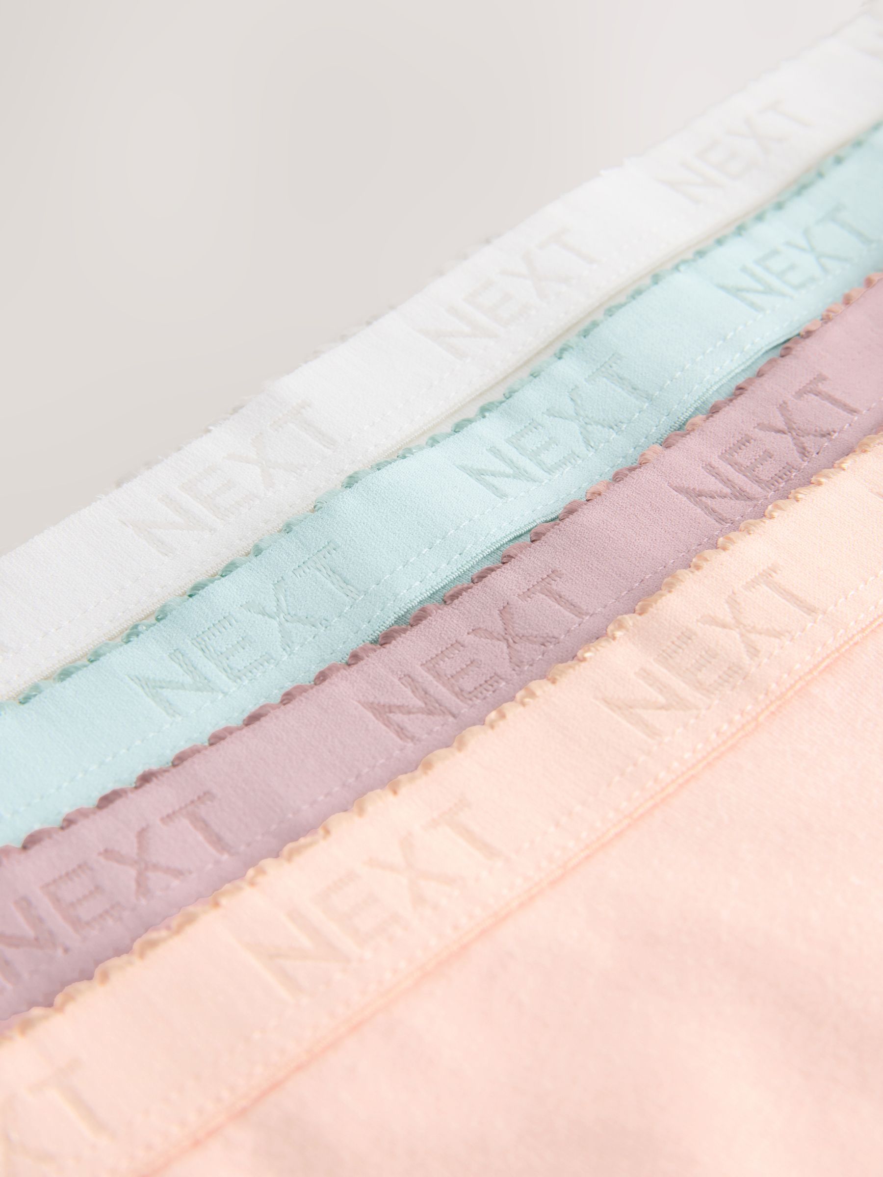 Pastelkleurig geschulpt logo - 4 Katoenen slipjes met logotailleband