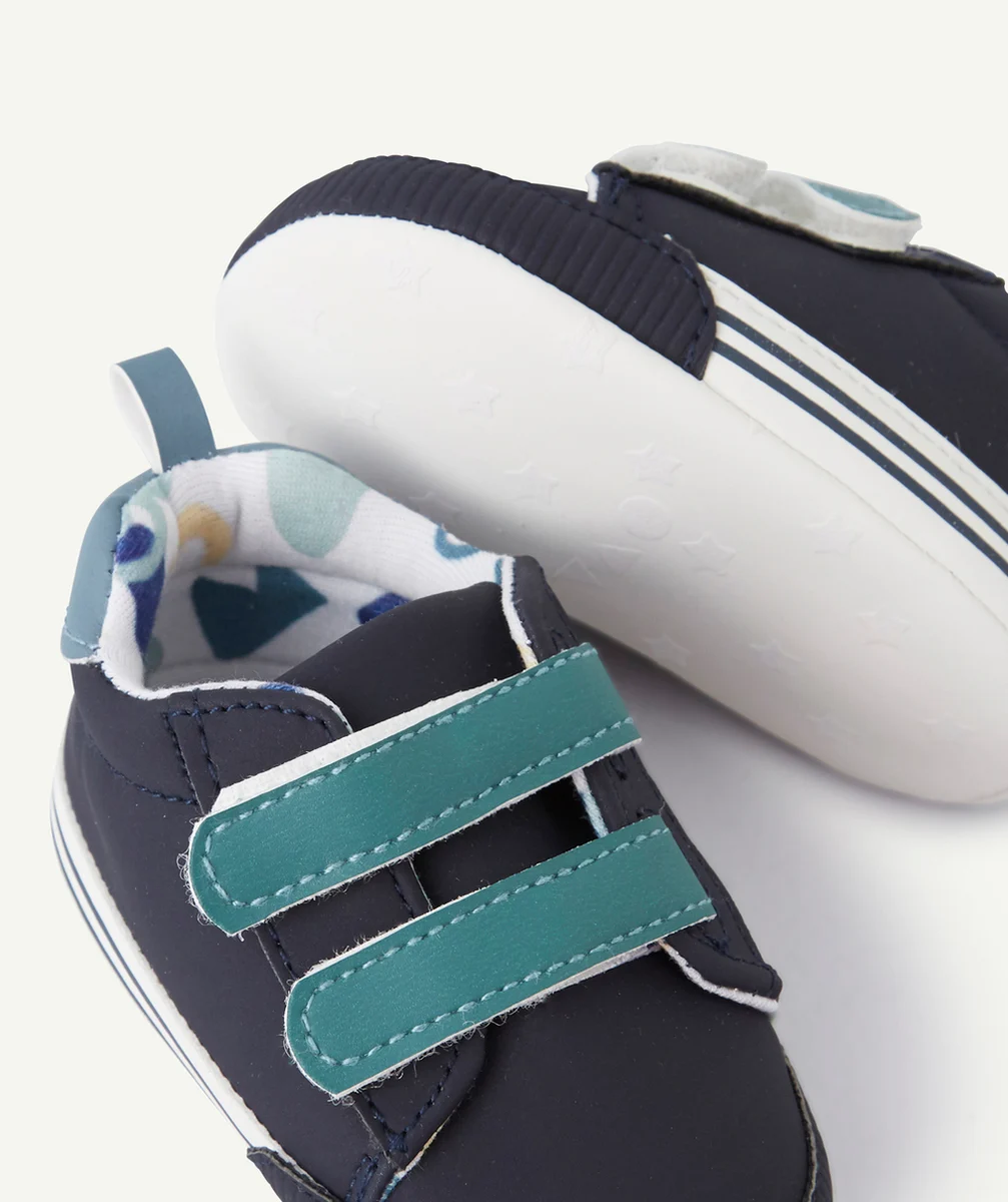 CHAUSSONS STYLE BASKETS BÉBÉ GARÇON À SCRATCHS BLEU ET VERT