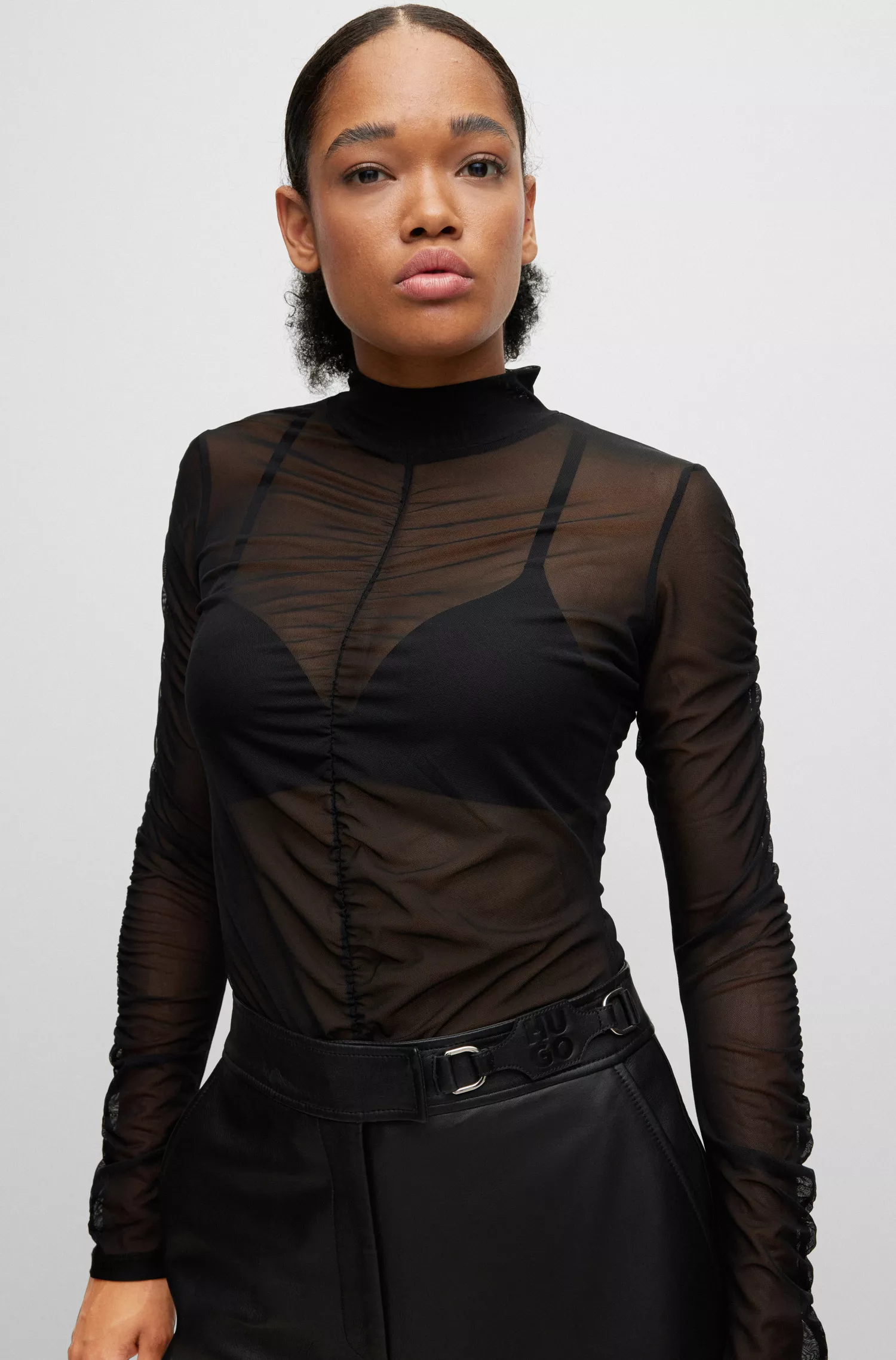 Blusa HUGO vermelha de gola alta em malha elástica com detalhes de babados.