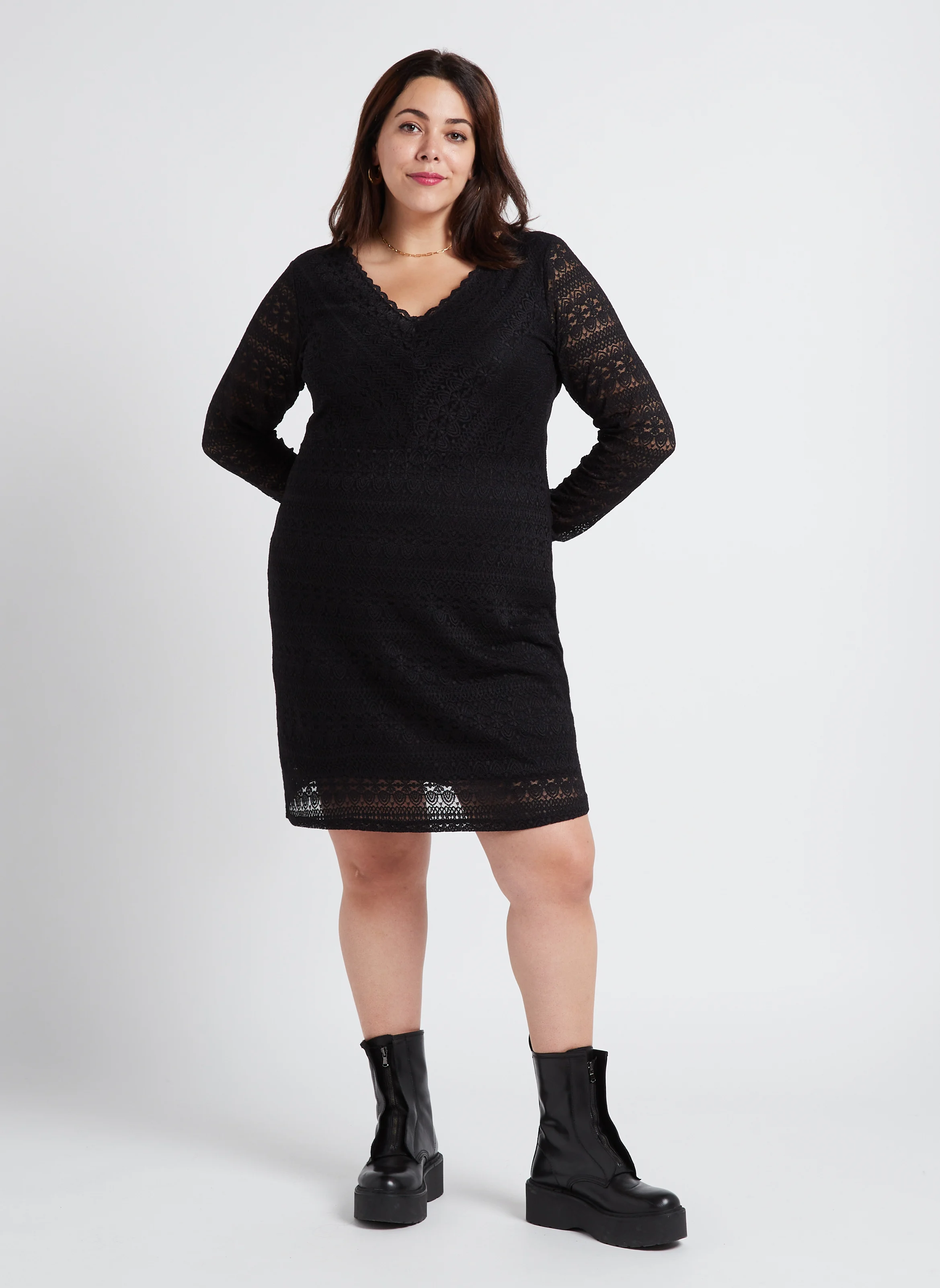 CHIKKA - Robe courte col V en dentelle| Noir