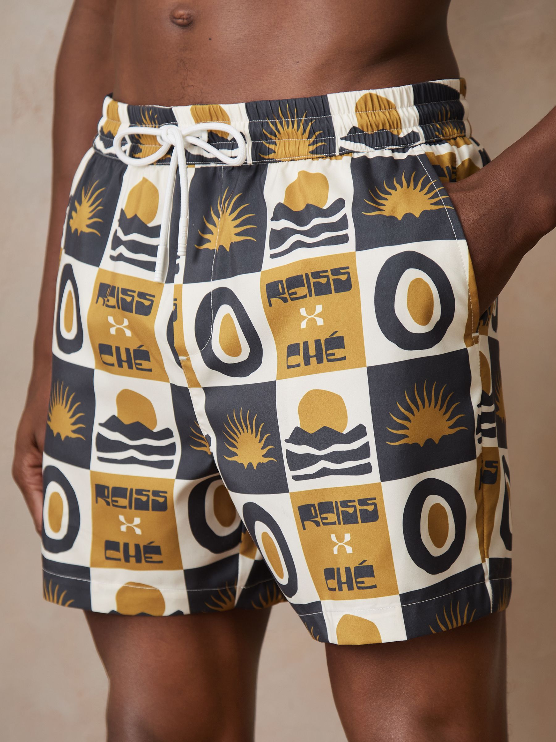 Olijfgroen - Reiss Trinity Reiss | Ché Sunset-Print Swim Shorts
