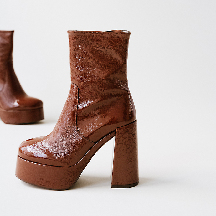Boots à plateformes et bouts ronds  en vernis plissé marron